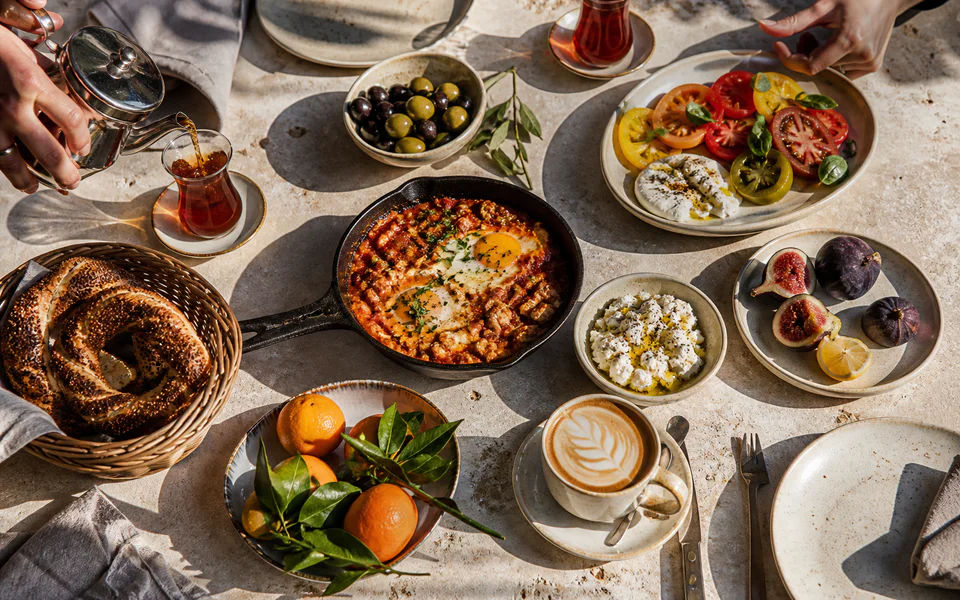 Akdeniz brunch masası promptu için örnek görsel çıktı Akdeniz brunch masası promptu için örnek görsel çıktı